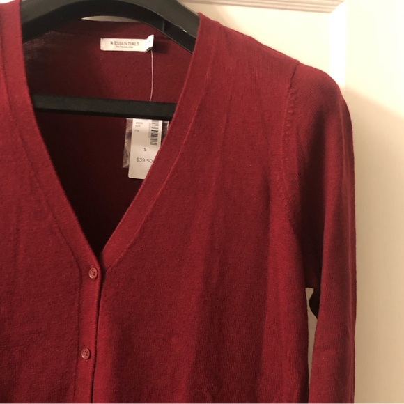 LOVELY REITMANS R-ESSENTIALS DEEP RED V-NECK CARDIGAN - Picture 3 of 13